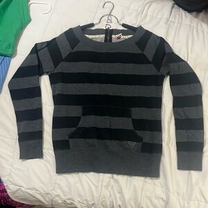 ROXY black/grey long sleeve with pockets in the front to warm you